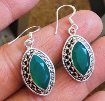 Zilveren lange oorbellen gezet met ovale groene Onyx steentjes